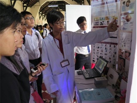 hoc sinh lop 8 che tao thiet bi chong gian lan trong thi cu hinh anh 2