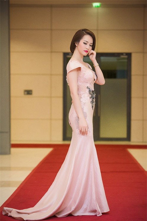 a hau thuy van dep long lay voi hai vay goi cam - 1