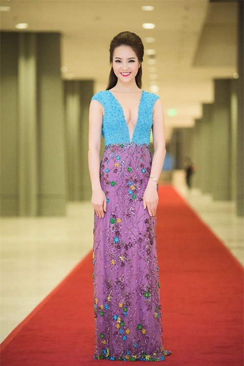 a hau thuy van dep long lay voi hai vay goi cam - 3