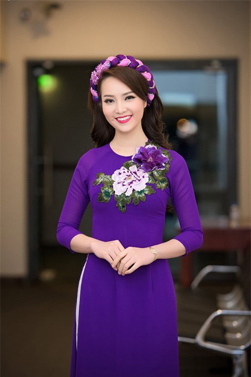a hau thuy van dep long lay voi hai vay goi cam - 7
