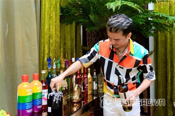 Đàm Vĩnh Hưng mở tiệc 1
