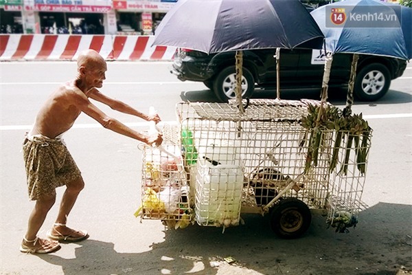 Thú sưu tầm những đôi &amp;quot;dép tông, dây nilon&amp;quot; lạ đời của ông cụ 80 tuổi lạc quan nhất Bình Dương - Ảnh 1.