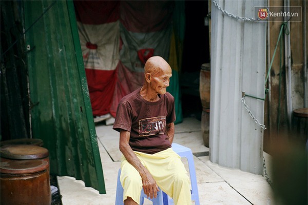 Thú sưu tầm những đôi "dép tông, dây nilon" lạ đời của ông cụ 80 tuổi lạc quan nhất Bình Dương - Ảnh 2.