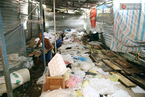 Thú sưu tầm những đôi "dép tông, dây nilon" lạ đời của ông cụ 80 tuổi lạc quan nhất Bình Dương - Ảnh 3.