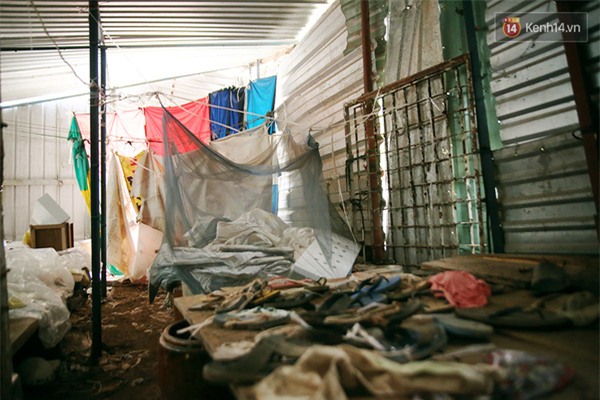 Thú sưu tầm những đôi "dép tông, dây nilon" lạ đời của ông cụ 80 tuổi lạc quan nhất Bình Dương - Ảnh 4.