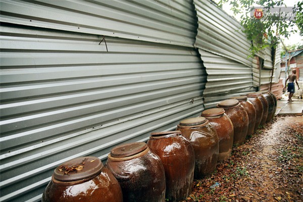 Thú sưu tầm những đôi "dép tông, dây nilon" lạ đời của ông cụ 80 tuổi lạc quan nhất Bình Dương - Ảnh 5.