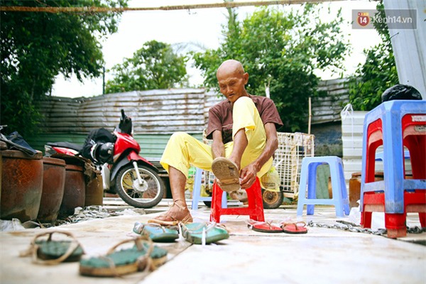 Thú sưu tầm những đôi &amp;quot;dép tông, dây nilon&amp;quot; lạ đời của ông cụ 80 tuổi lạc quan nhất Bình Dương - Ảnh 8.