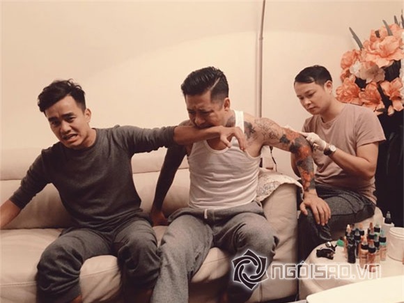 Tuấn Hưng cắn tay đàn em để xăm hình 1