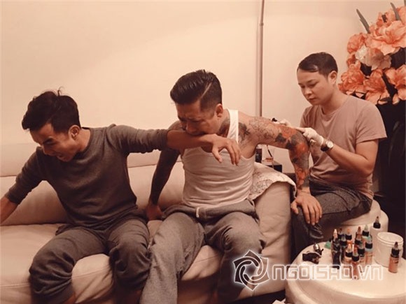 Tuấn Hưng cắn tay đàn em để xăm hình 2