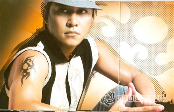 Tuấn Hưng cắn tay đàn em để xăm hình 4