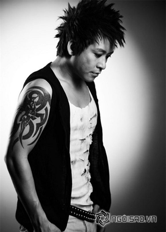 Tuấn Hưng cắn tay đàn em để xăm hình 5