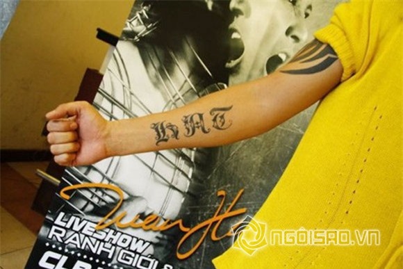 Tuấn Hưng cắn tay đàn em để xăm hình 6