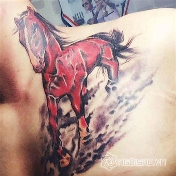 Tuấn Hưng cắn tay đàn em để xăm hình 8