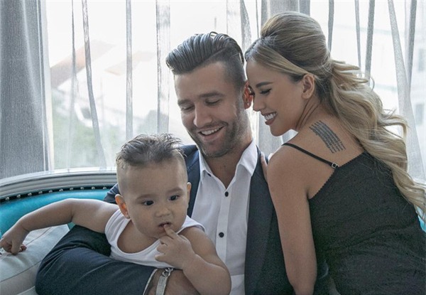 Cuộc hôn nhân đẹp mỹ mãn của nữ DJ nóng bỏng và chàng cầu thủ đẹp trai - Ảnh 1.