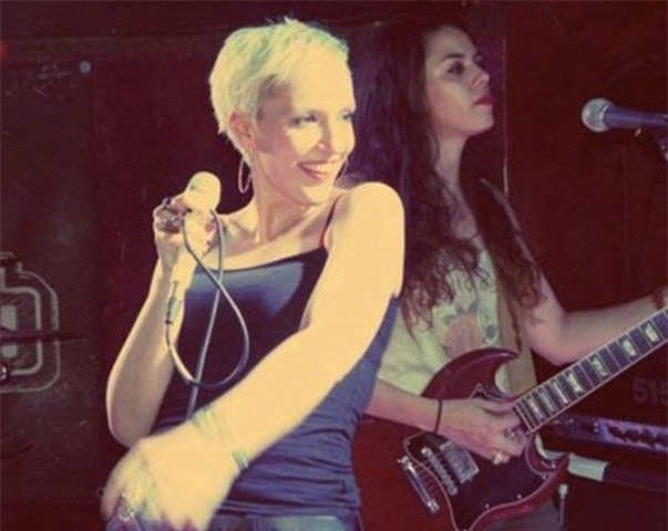 phap: co gai bi is ban 6 phat tinh day than ky hinh anh 1