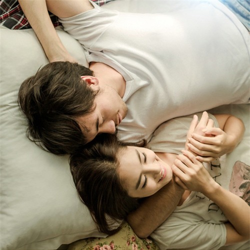 6 dieu moi cap vo chong nen lam truoc khi di ngu - 1