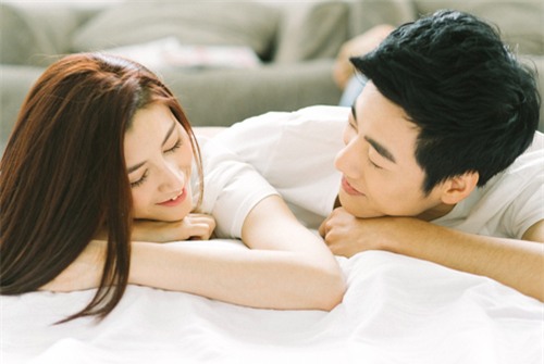 6 dieu moi cap vo chong nen lam truoc khi di ngu - 2