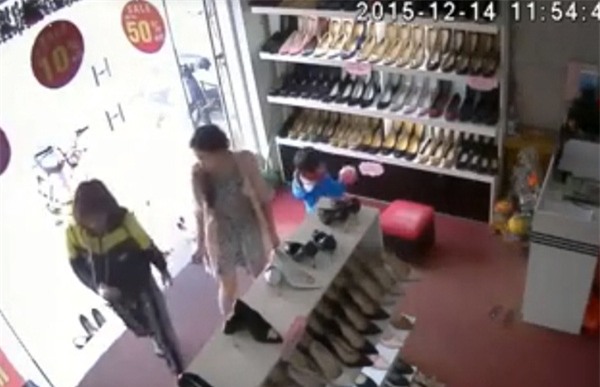 Mẹ giả mua đồ để con trai 3 tuổi trộm tiền trong cửa hàng 