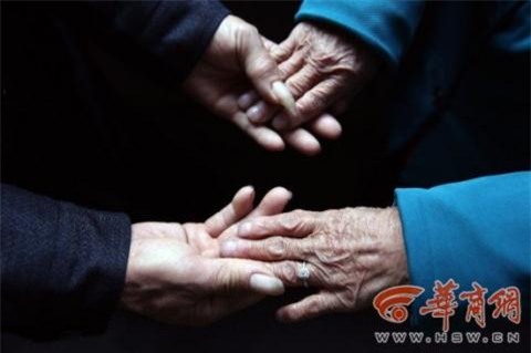 Cu ba 98 tuoi duoc chong U60 tang nhan kim cuong