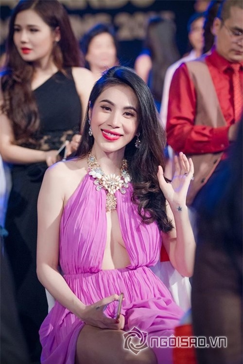 Những bộ trang phục phản cảm nhức mắt của Thủy Tiên 0