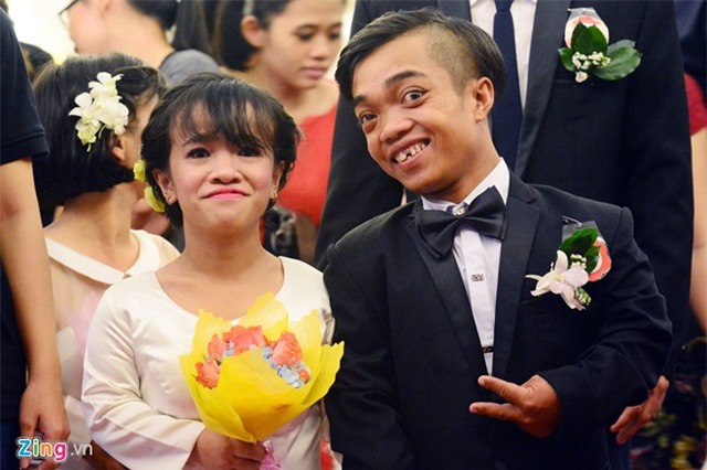 Tình yêu trở ngại của cặp vợ chồng cao 1,1 mét