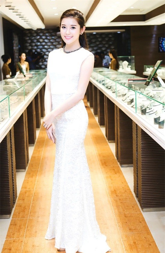 Tuy nhiên, những trang phục cô lựa chọn thường theo hơi hướng kín đáo, cổ điển. Với chiếc đầm đuôi cá trắng tinh khiết khéo khoe vẻ đẹp tươi trẻ và trong sáng của á hậu, chiếc cổ kín đáo kết hợp với vòng nổi bật khiến cô trở nên nền nã và thanh lịch.