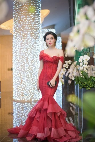 Á hậu Huyền My lộ vai trần trong trời lạnh buốt