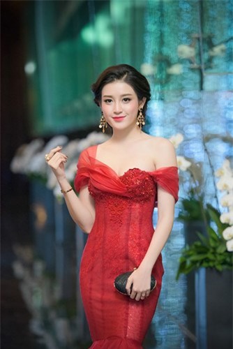 Á hậu Huyền My lộ vai trần trong trời lạnh buốt