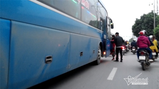 xe khách, dừng dỗ, đón khách, mất an toàn, giao thông, đường bộ, CSGT, thanh tra