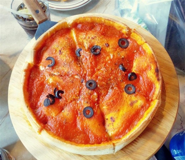 Pizza phô mai tròn xoe, béo ú.