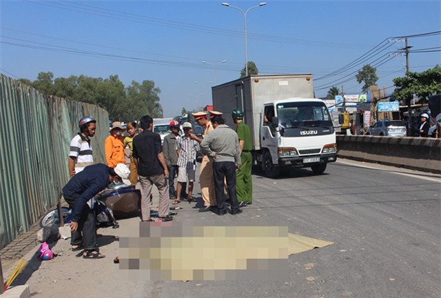 Tránh ‘lô cốt’, hai bà cháu bị xe container cán tử vong