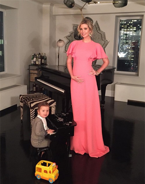 ba bau trieu do ivanka trump khoe duong cong quyen ru - 11
