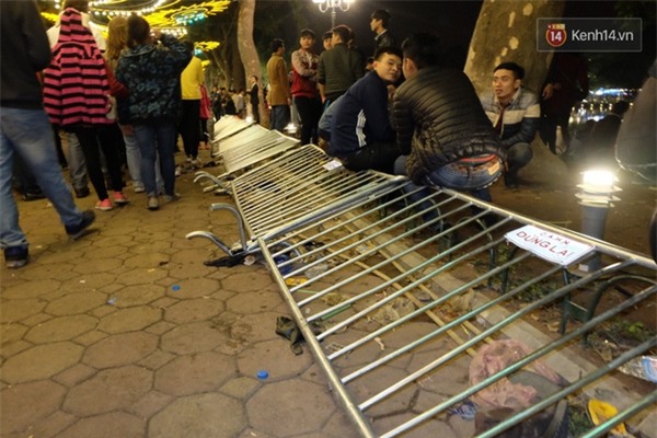 Cây cỏ nát tươm, hàng rào gãy đổ, giày dép thất lạc tứ tung... sau đêm chen lấn chào năm mới - Ảnh 10.