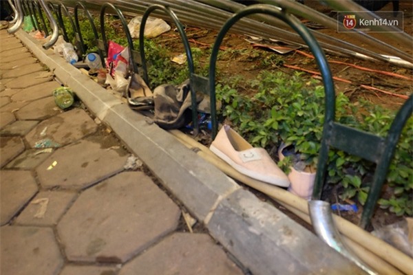 Cây cỏ nát tươm, hàng rào gãy đổ, giày dép thất lạc tứ tung... sau đêm chen lấn chào năm mới - Ảnh 2.