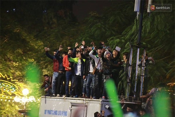 Cây cỏ nát tươm, hàng rào gãy đổ, giày dép thất lạc tứ tung... sau đêm chen lấn chào năm mới - Ảnh 6.