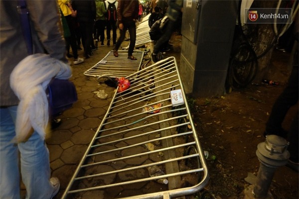 Cây cỏ nát tươm, hàng rào gãy đổ, giày dép thất lạc tứ tung... sau đêm chen lấn chào năm mới - Ảnh 8.