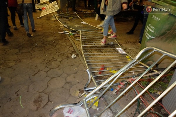 Cây cỏ nát tươm, hàng rào gãy đổ, giày dép thất lạc tứ tung... sau đêm chen lấn chào năm mới - Ảnh 9.