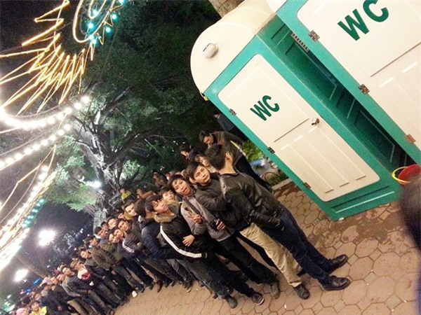 Đón năm mới ở Hà Nội: Choáng cảnh hàng nghìn người chen chân chờ vào nhà vệ sinh - Ảnh 1.