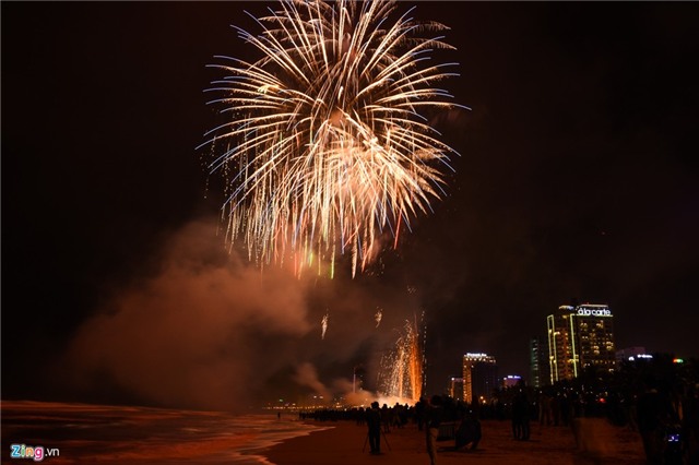 Người dân cả nước hân hoan đón năm mới