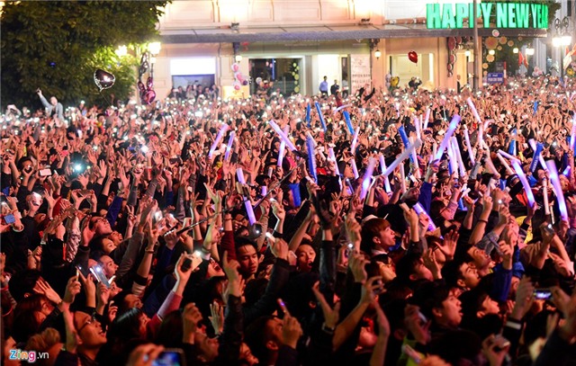 Người dân cả nước hân hoan đón năm mới