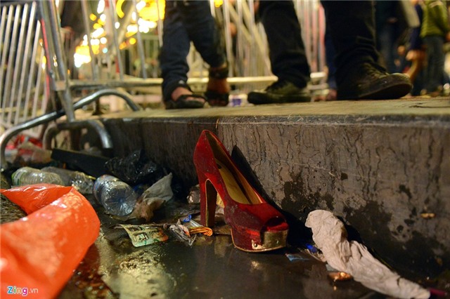 Ngất xỉu hàng loạt vì chen lấn giẫm đạp đón năm mới