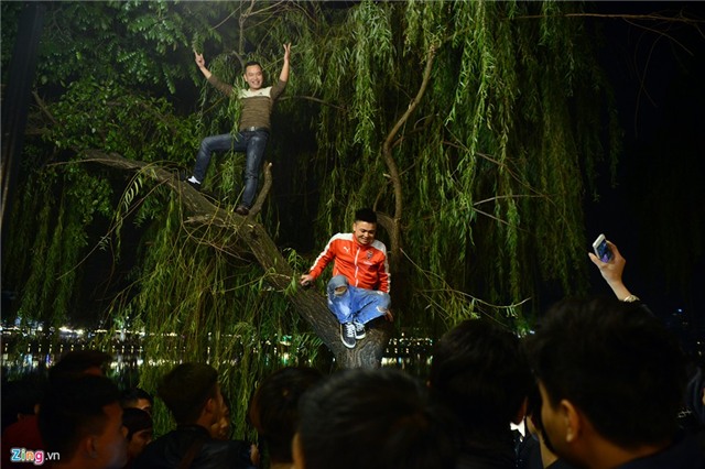 Ngất xỉu hàng loạt vì chen lấn giẫm đạp đón năm mới