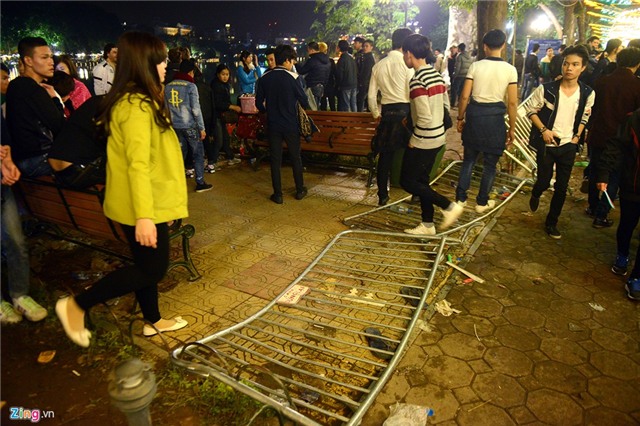 Ngất xỉu hàng loạt vì chen lấn giẫm đạp đón năm mới