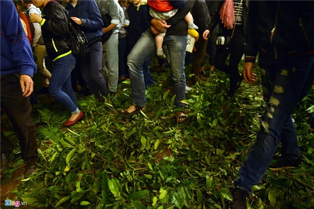 Ngất xỉu hàng loạt vì chen lấn giẫm đạp đón năm mới