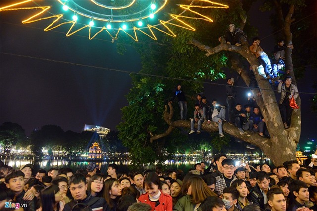 Ngất xỉu hàng loạt vì chen lấn giẫm đạp đón năm mới