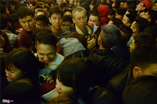 Ngất xỉu hàng loạt vì chen lấn giẫm đạp đón năm mới