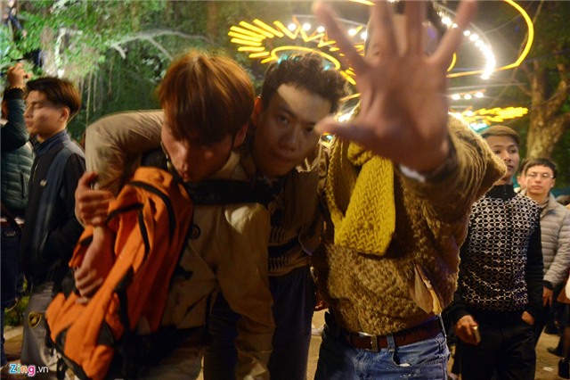 Ngất xỉu hàng loạt vì chen lấn giẫm đạp đón năm mới