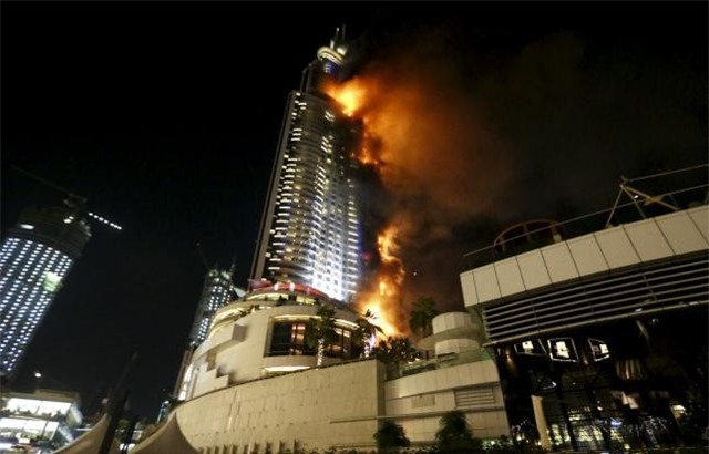 Cháy ở khách sạn siêu sang giữa trung tâm Dubai đêm 31/12/2015. Ảnh: Reuters