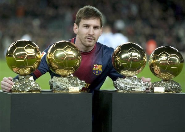 qua bong vang fifa 2015 khong thẻ thoát khỏi tay messi hinh anh 1