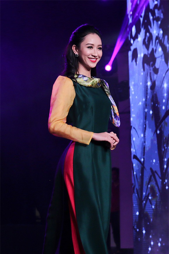 Phạm Hương mặt mộc đi trình diễn thời trang 9